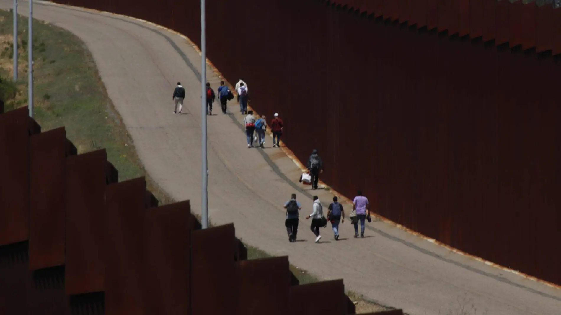 MIGRANTES TIJUANA.  migrantes entre los dos muros de mexico y estados unidos.